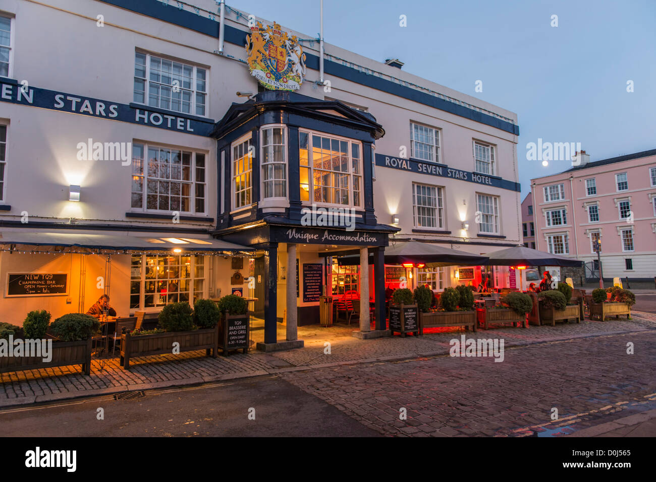 Devon Totnes en Angleterre. Le 26 octobre 2012. Les sept étoiles hôtel à Totnes centre-ville avec la Lune se levant en arrière-plan. Banque D'Images