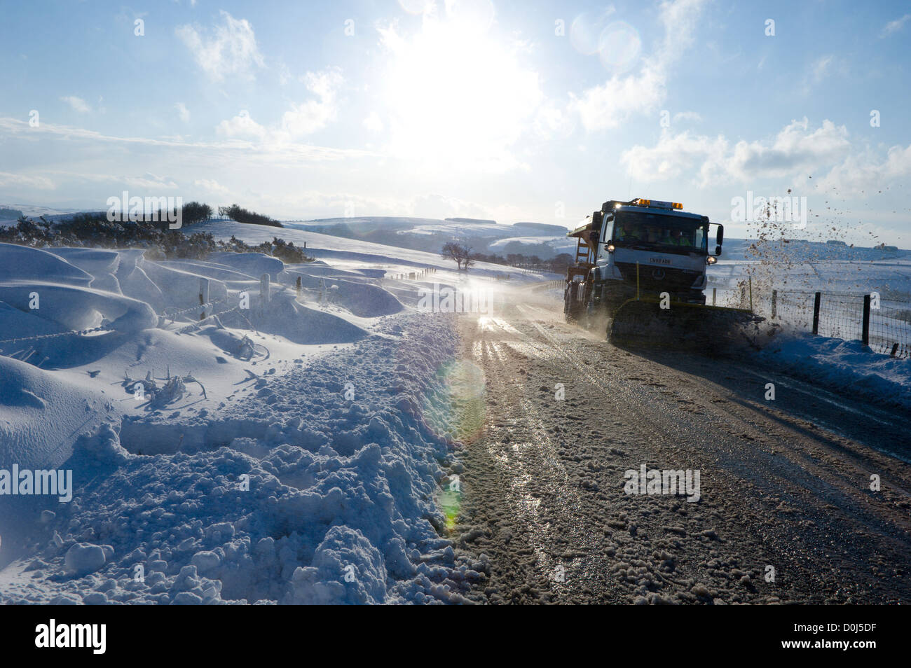 Un chasse-neige frayer la voie à l'Eppynt dans Powys. Banque D'Images