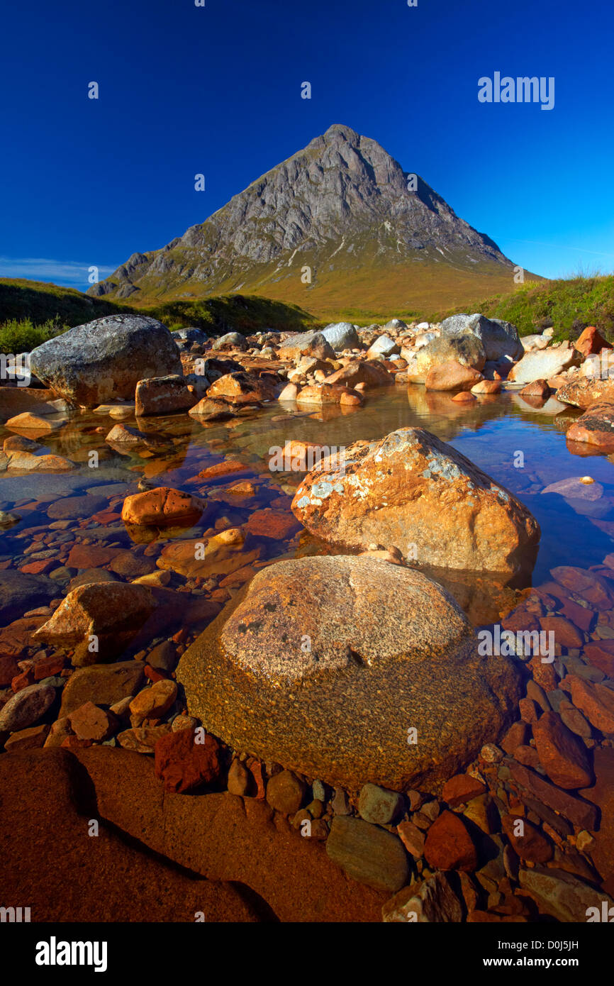 La montagne de Buchaille Etive Mor Coupall à partir de la rivière sur Rannoch Moor. Banque D'Images