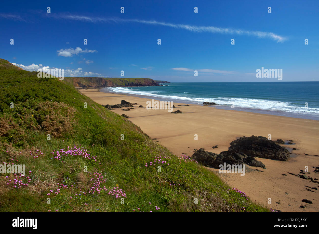 La large plage de sable de Marloes. Banque D'Images