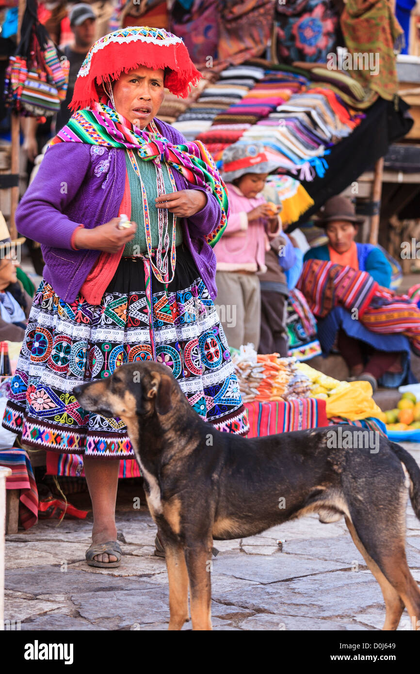 Marché du dimanche dans la Vallée Sacrée, Pisac, Pérou. Photo : Navè Orgad Banque D'Images