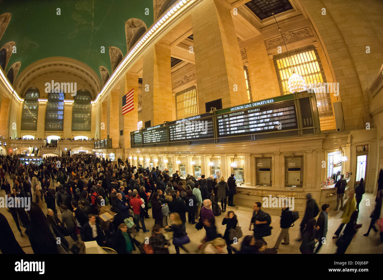 Voyageurs foule Grand Central Terminal sur le Thanksgiving weekend getaway Banque D'Images