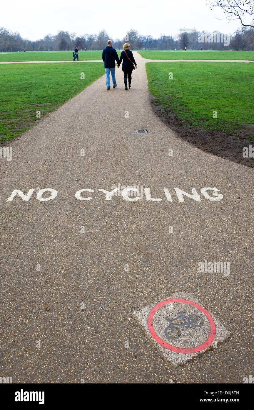 Aucun signe d'un vélo peint sur un trajet dans Hyde Park à Londres. Banque D'Images