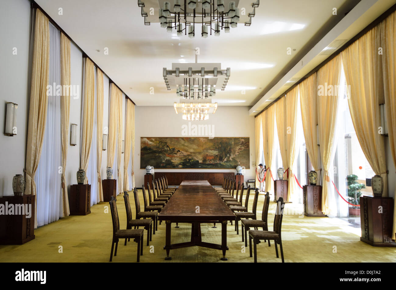 Salle de banquet du Palais de la réunification Ho Chi Minh-ville Vietnam // HO CHI MINH-VILLE, Vietnam — la salle de banquet (salle de banquet) dans le Palais de la réunification (l'ancien Palais présidentiel) dans le centre-ville de Ho Chi Minh-ville (Saigon), Vietnam. Le palais a été utilisé comme quartier général de commandement du Sud-Vietnam pendant la guerre du Vietnam. Banque D'Images