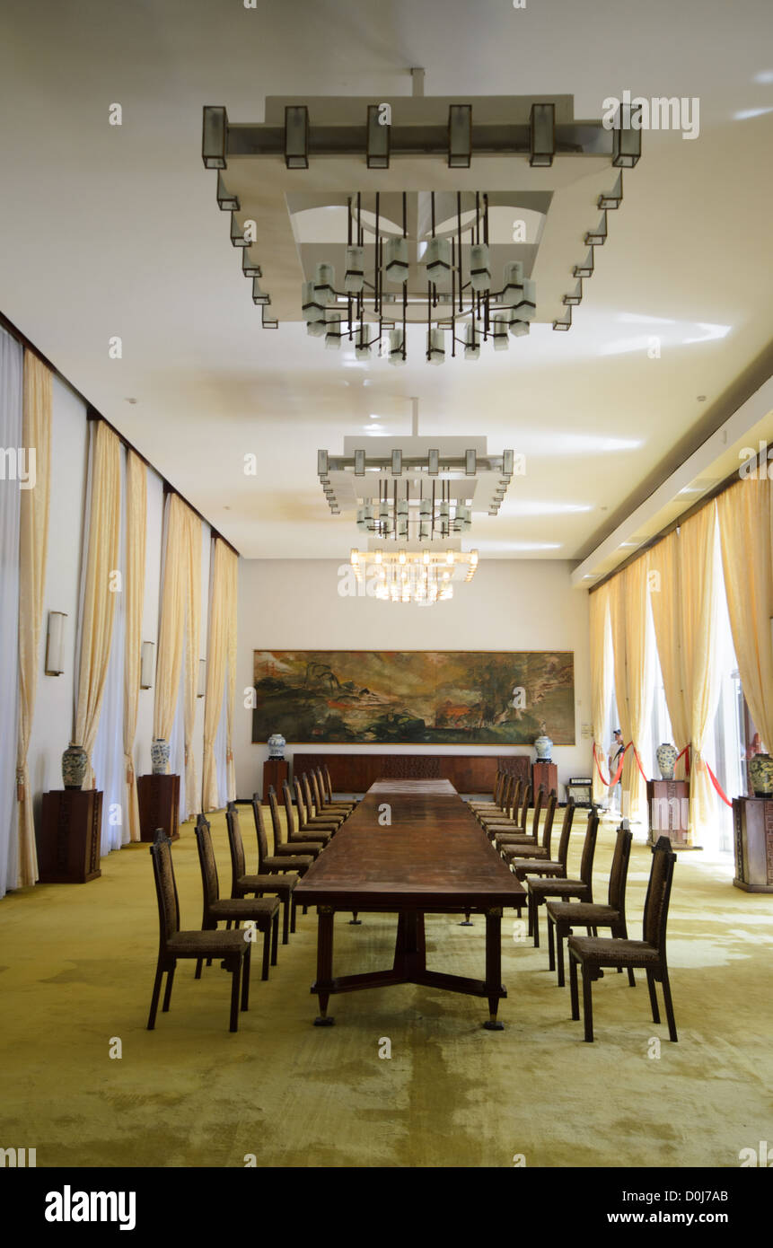 Salle de banquet du Palais de la réunification Ho Chi Minh-ville Vietnam // HO CHI MINH-VILLE, Vietnam — la salle de banquet (salle de banquet) dans le Palais de la réunification (l'ancien Palais présidentiel) dans le centre-ville de Ho Chi Minh-ville (Saigon), Vietnam. Le palais a été utilisé comme quartier général de commandement du Sud-Vietnam pendant la guerre du Vietnam. Banque D'Images