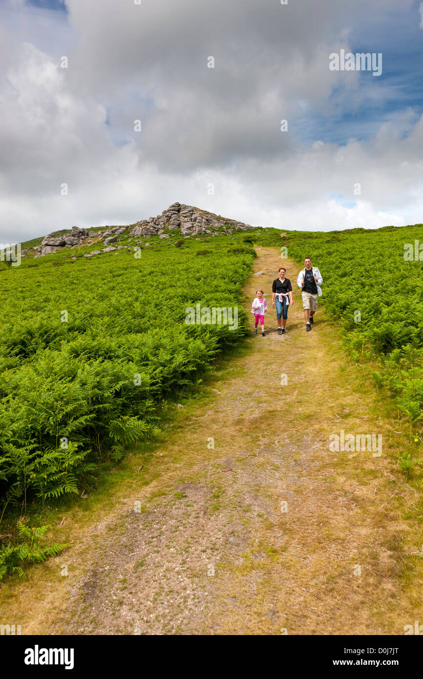 Balades en famille dans le Tor Bell de Dartmoor National Park. Banque D'Images