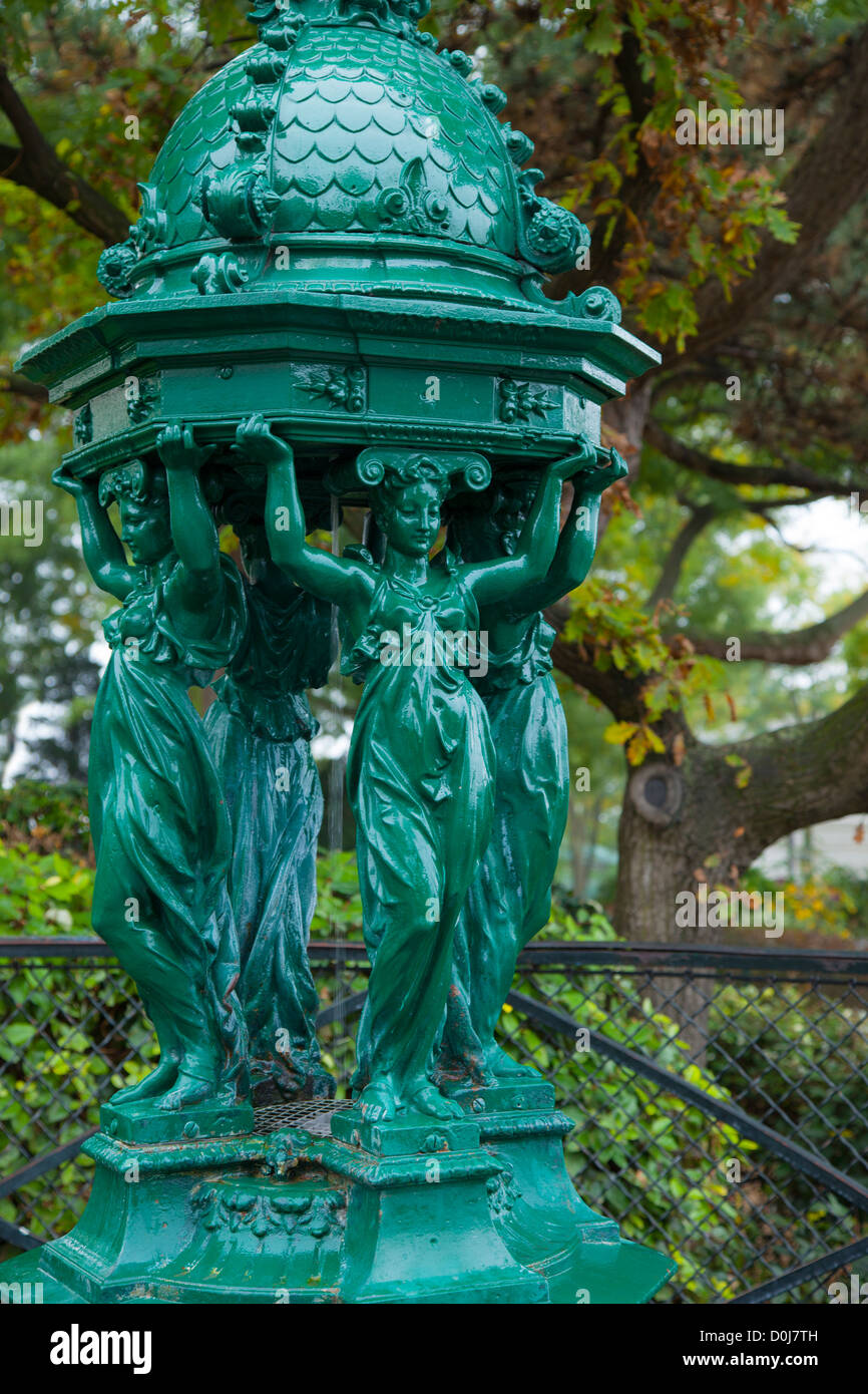 Fontaine d'eau potable conçu par Charles-Auguste Lebourg et financées par l'Anglais Richard Wallace, Montmartre, Paris France Banque D'Images