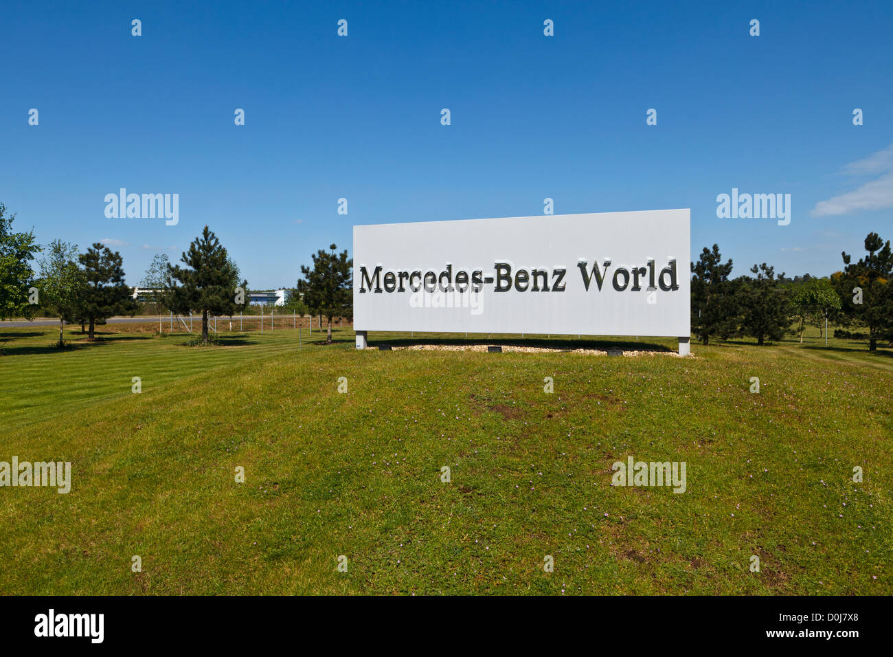 Le panneau d'entrée à la Mercedes-Benz World sur le site de l'ancien aérodrome de Brooklands et courses à Surrey. Banque D'Images