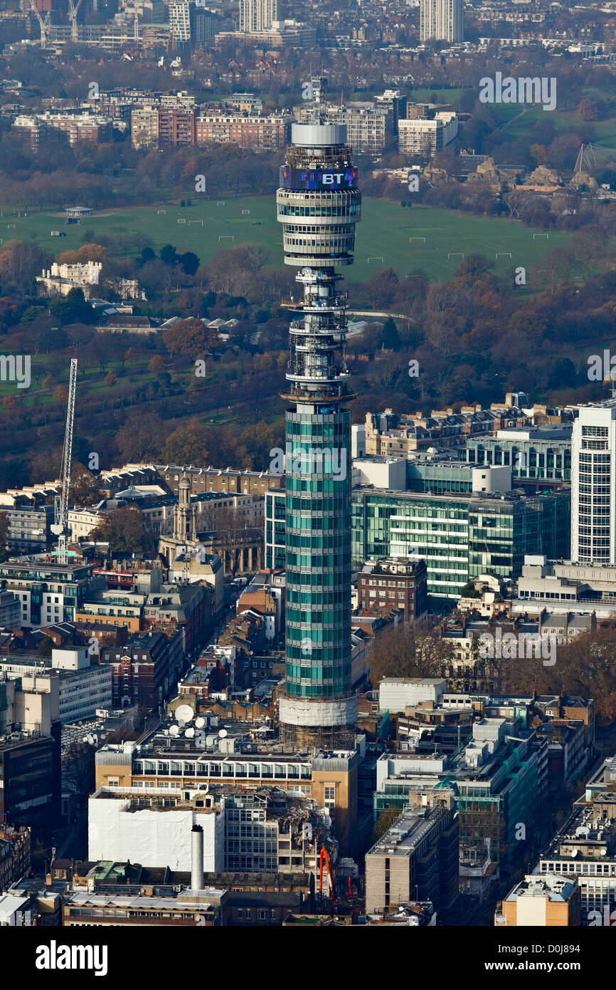 Vue aérienne de la Telecom Tower à Londres avec Regents Park à l'arrière. Banque D'Images