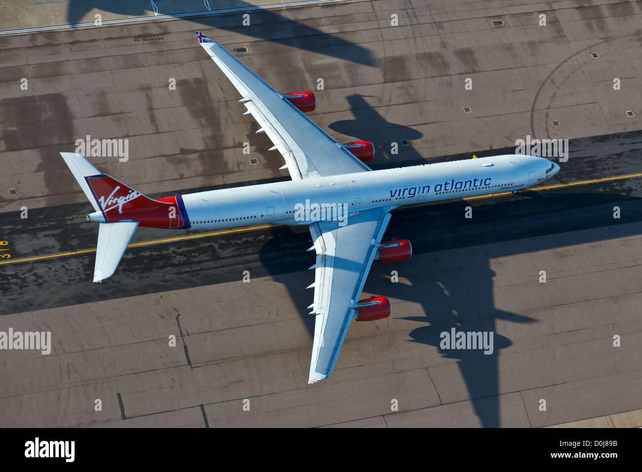 Vue aérienne d'un Airbus A340 de Virgin Atlantic le roulage à l'aéroport Heathrow de Londres. Banque D'Images