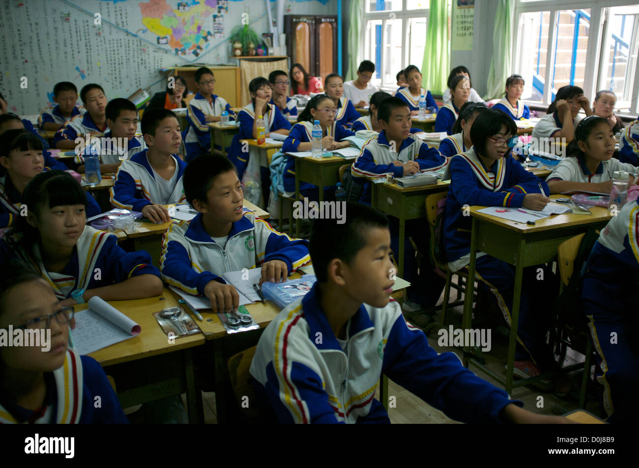Des étudiants chinois, assister à une leçon dans une salle de classe à une école moyenne pour les travailleurs migrants à la périphérie de Beijing, Chine. 2012 Banque D'Images