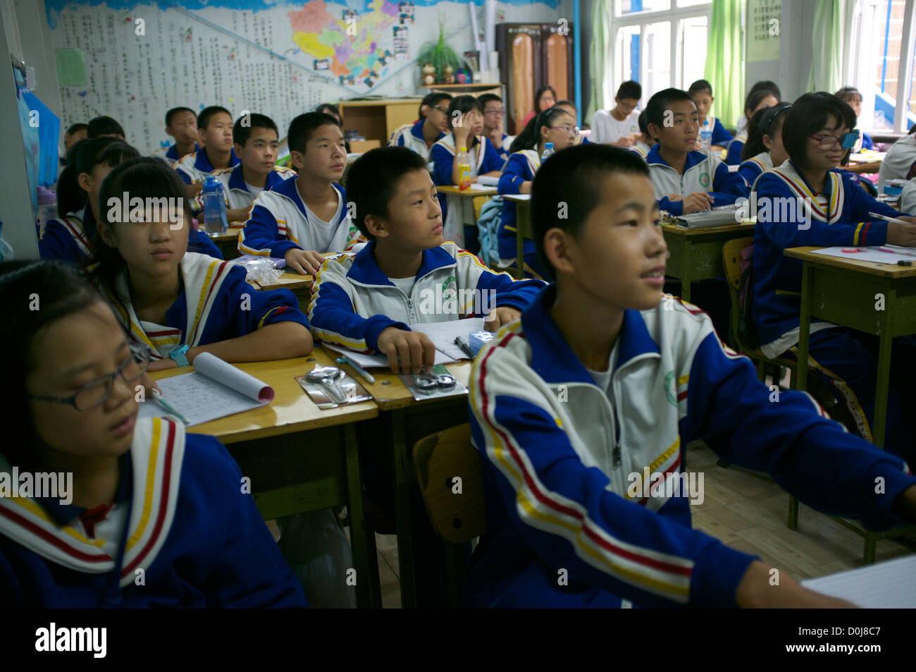 Des étudiants chinois, assister à une leçon dans une salle de classe à une école secondaire pour les enfants des travailleurs migrants à la périphérie de Beijing, Chine. 2012 Banque D'Images