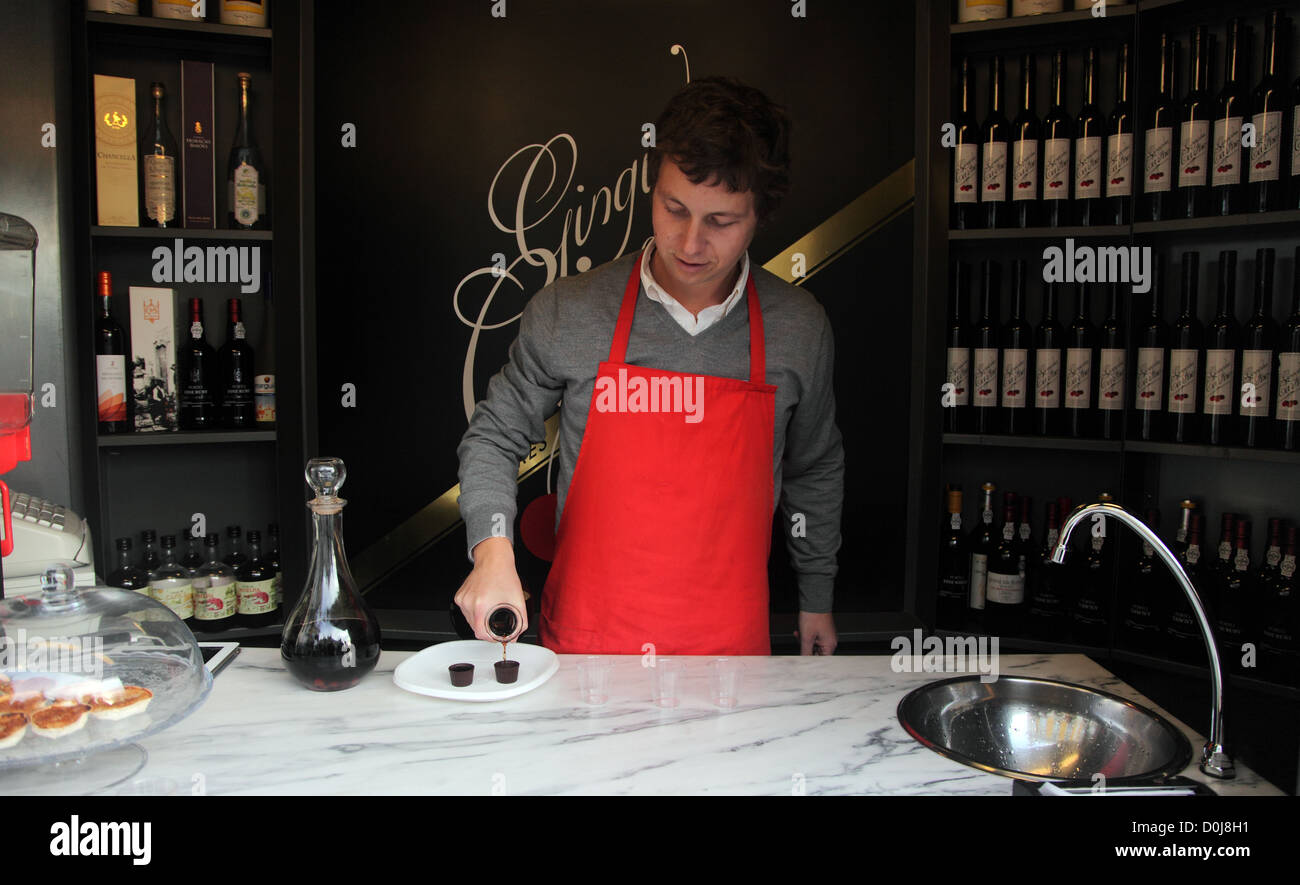 Vente de décrochage Ginjiha, une liqueur de cerise amère traditionnelle portugaise, Lisbonne Banque D'Images