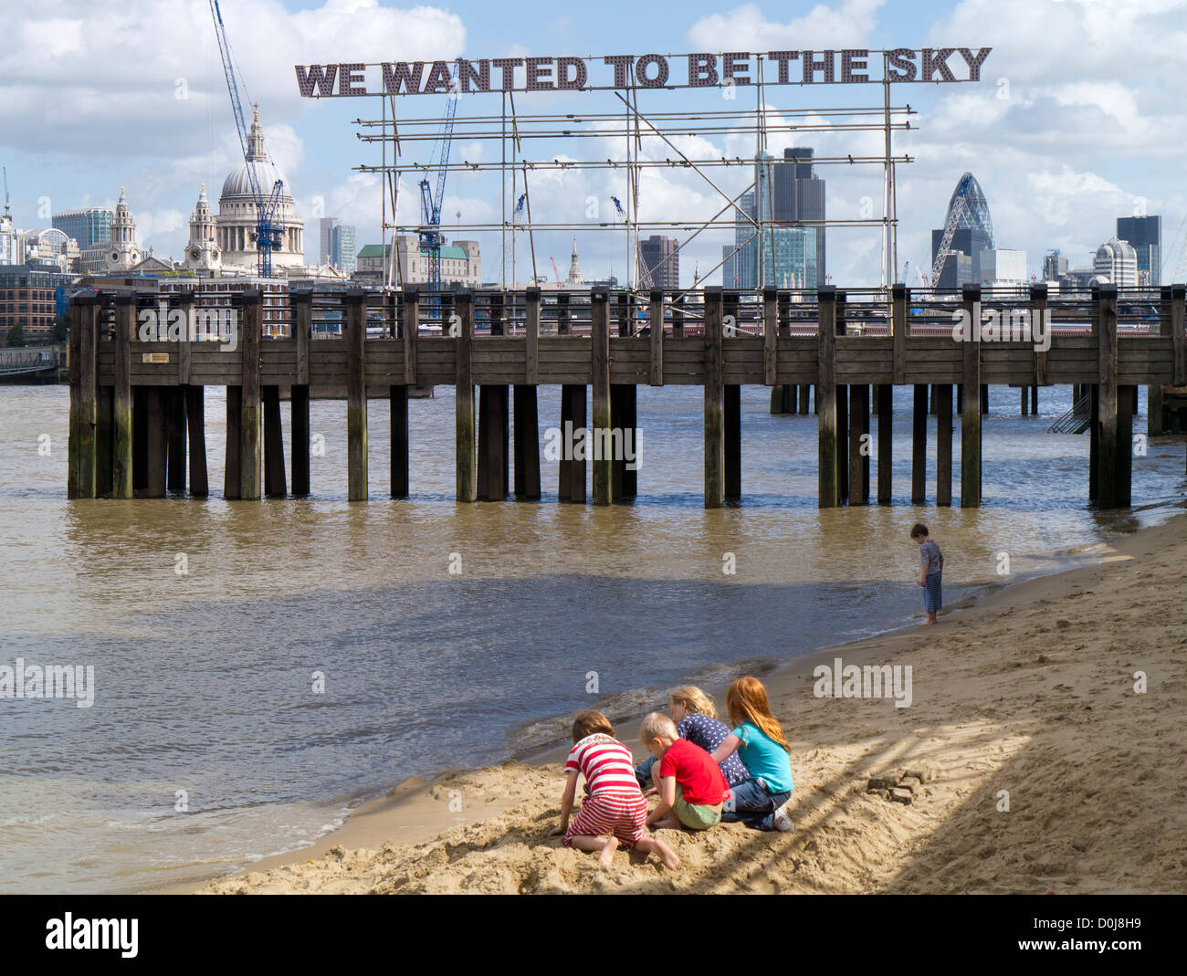 Enfants jouant à marée basse au cours de la Thames Festival à Londres. Banque D'Images