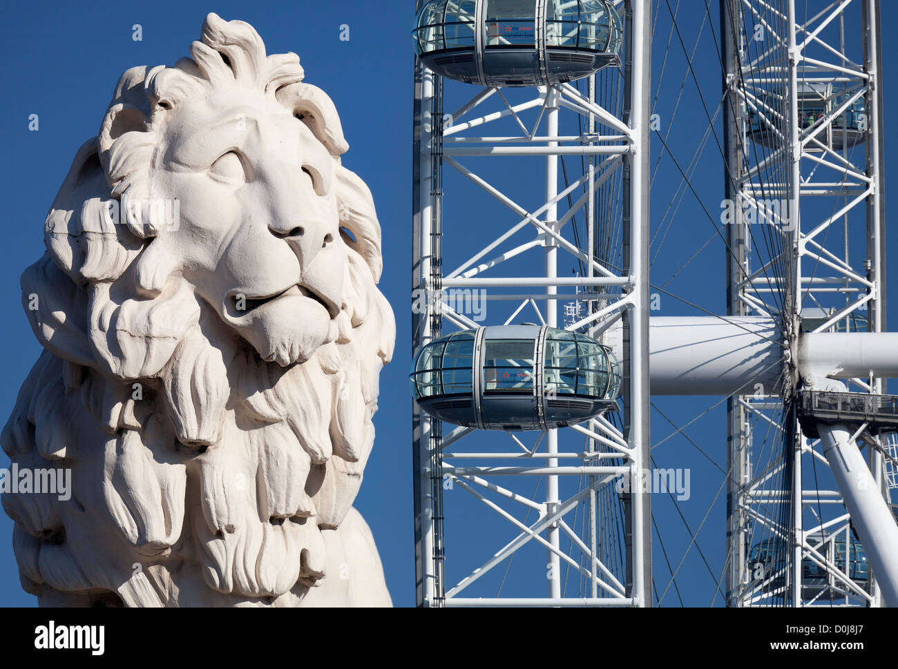 Coade stone lion à la fin de Westminster Bridge London Eye avec en arrière-plan. Banque D'Images