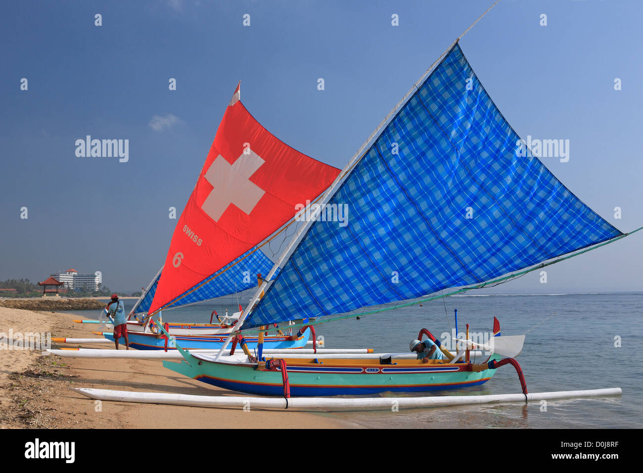 Deux pêcheurs travaillant avec leurs bateaux, la plage de Sanur, Bali, Indonésie Banque D'Images