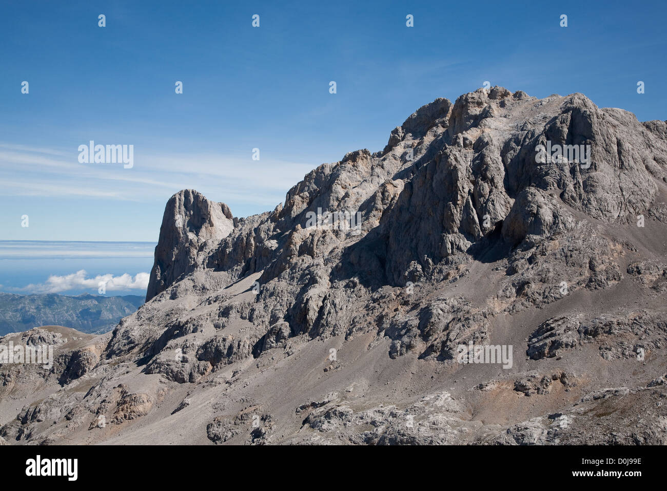 Naranjo de Bulnes et la Mer Cantabrique de la vallée de Jou sin Tierre - Parc National Picos de Europa, Asturias, Espagne Banque D'Images