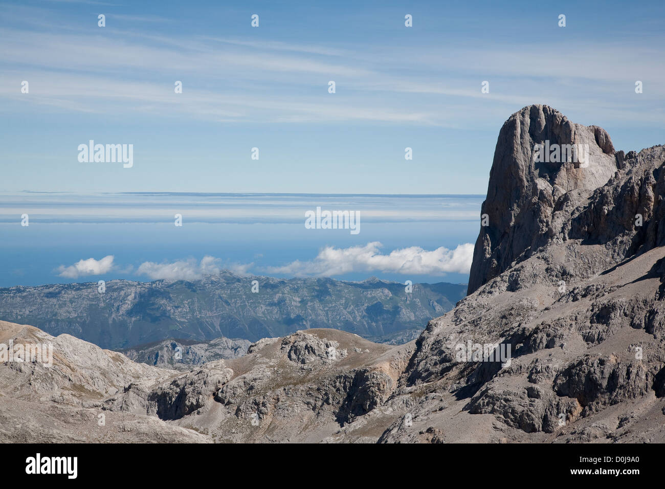 Naranjo de Bulnes et la Mer Cantabrique de la vallée de Jou sin Tierre - Parc National Picos de Europa, Asturias, Espagne Banque D'Images