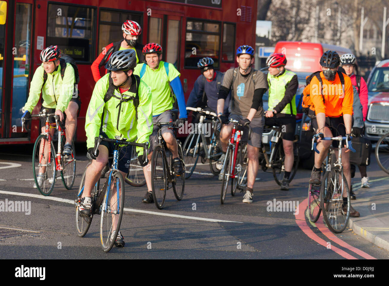 Les cyclistes massés se transformant en Victoria Embankment à Londres. Banque D'Images
