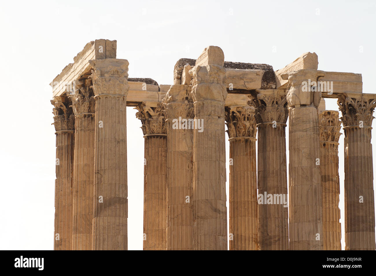 Le temple de Zeus olympien, également connu sous le nom de l'olympieion ou colonnes de la Zeus olympien, est un énorme temple en ruines dans le centre de la capitale grecque Athènes qui était consacré à Zeus, roi des dieux de l'olympe. L'un des symboles d'Athènes et la culture grecque Banque D'Images