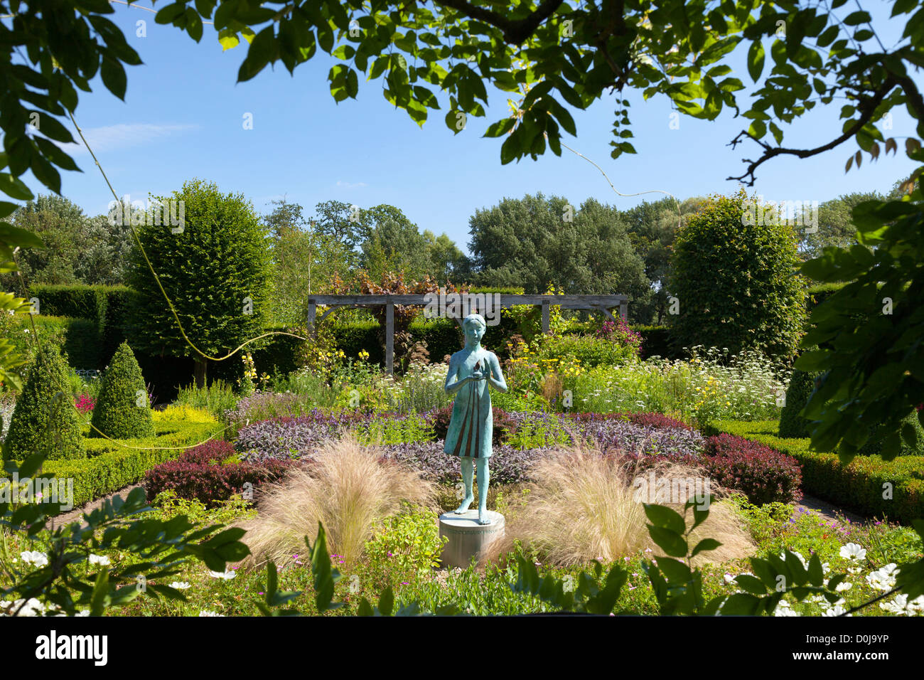 La sculpture de la little blue girl in Waterperry Jardins. Banque D'Images