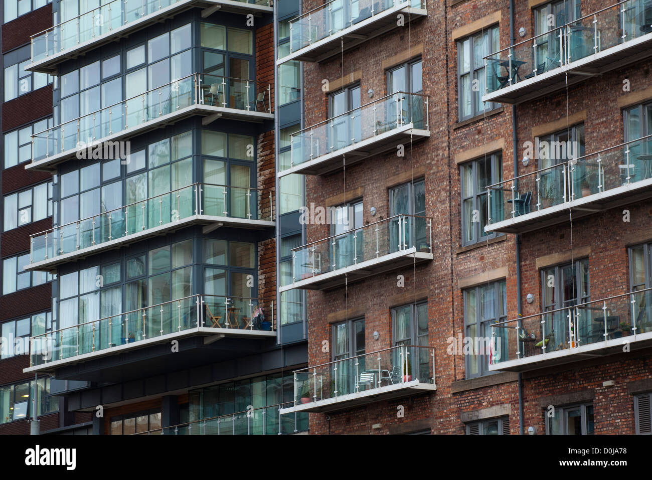 Detail shot d'appartements modernes formé par redevolping entrepôts victorien situé sur les rives de la rivière Irwell près de la Tr Banque D'Images