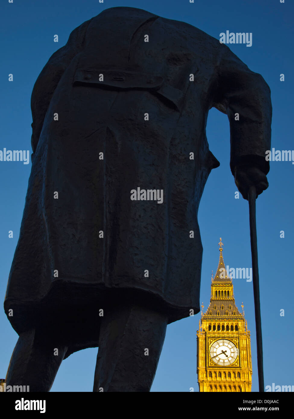 Statue de Churchill et de l'emblématique Big Ben qui est également connu sous le nom de la tour de l'horloge. Banque D'Images