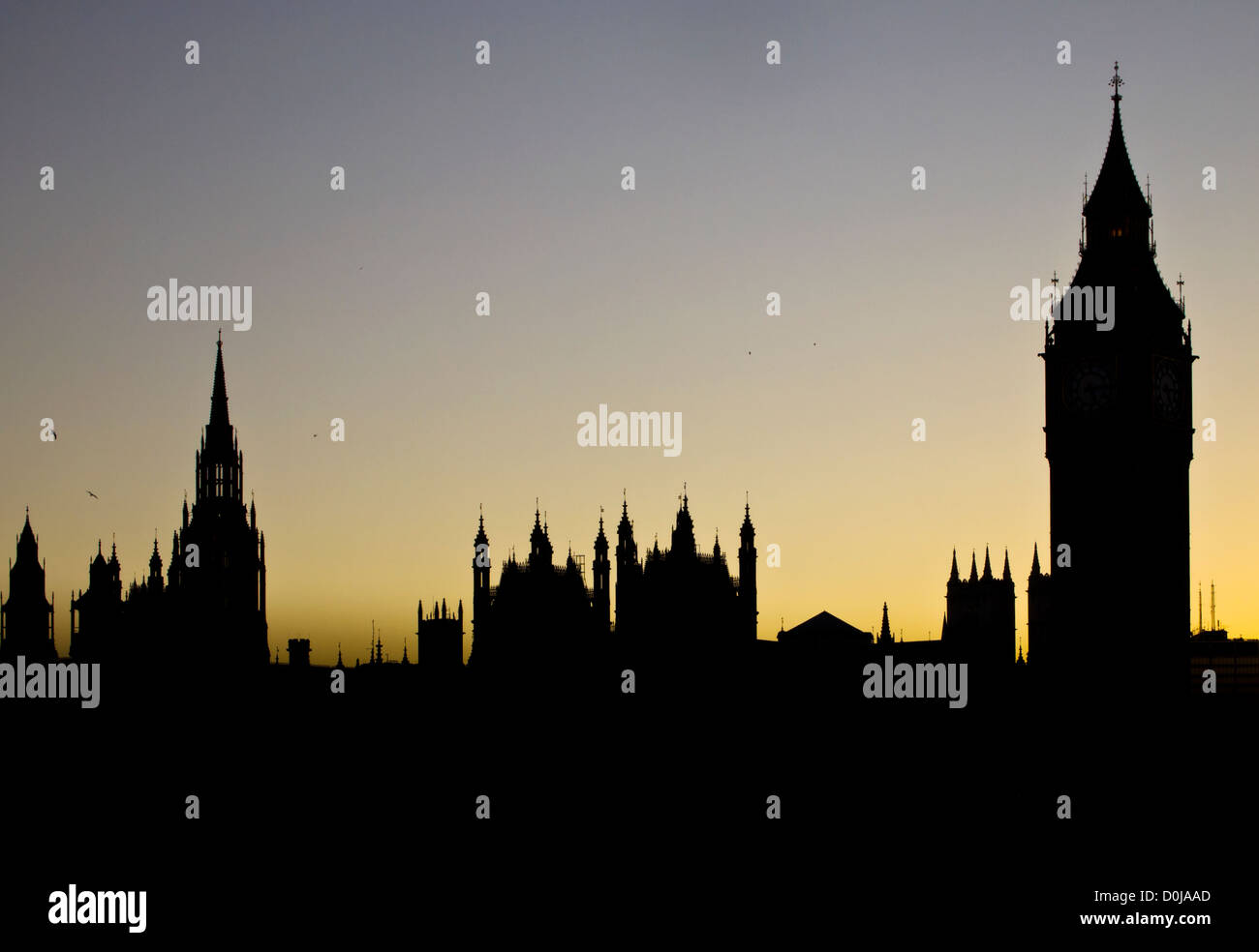 Coucher de soleil derrière l'emblématique Big Ben et les chambres du Parlement. Banque D'Images