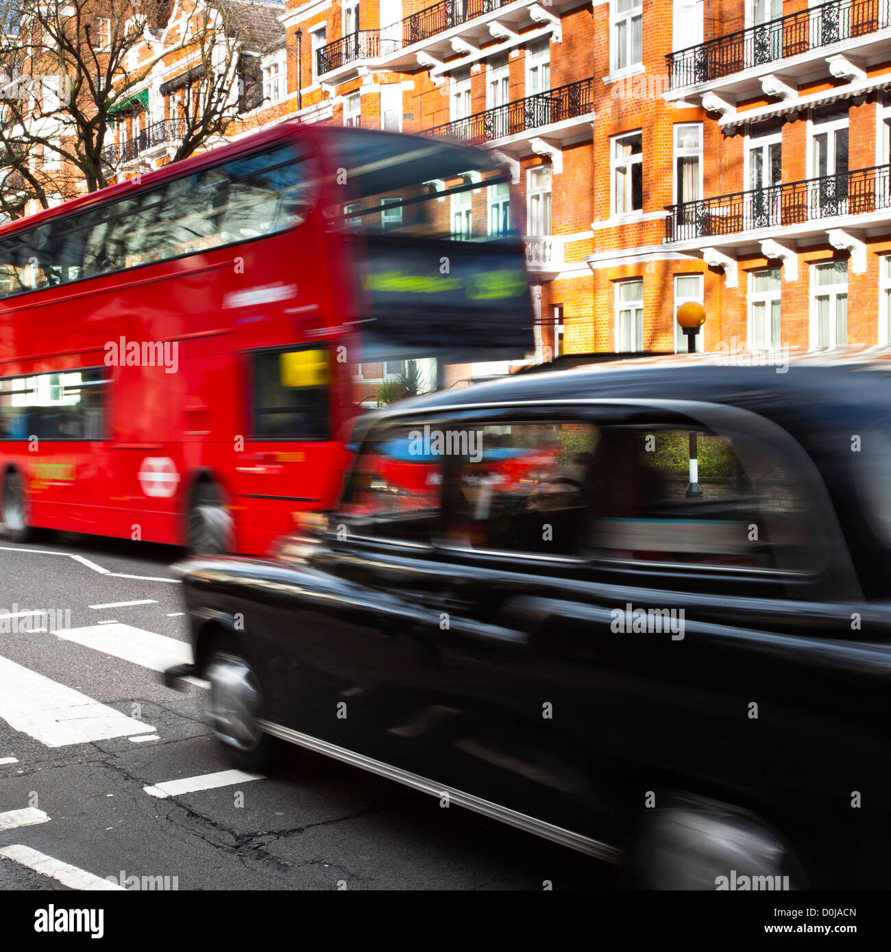 Un rouge et London Bus Taxi Taxi noir la fameuse approche passage pour piétons d'Abbey Road, rendue célèbre par le couvercle de l'un des Beatles Banque D'Images