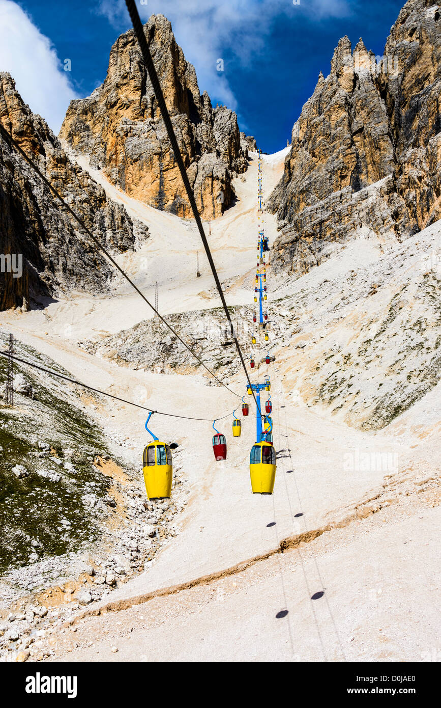Deux places, le téléphérique à Forcella Staunies, dans le massif du Mont Cristallo (Cortina d'Ampezzo, Dolomites, Italie) Banque D'Images