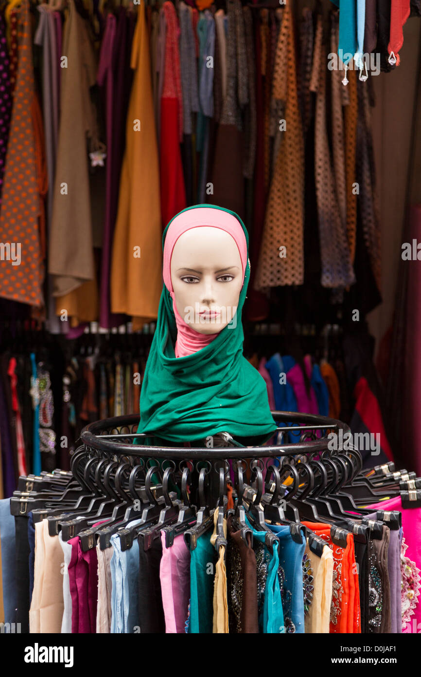 Voile islamique en vente sur un marché à Kuala Lumpur, Malaisie Photo Stock  - Alamy