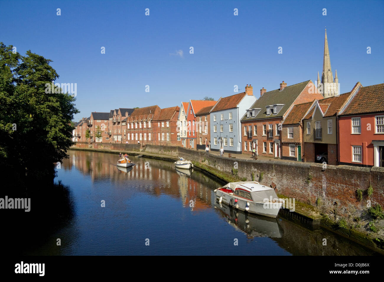 La rivière Wensum et la ville de Norwich. Banque D'Images