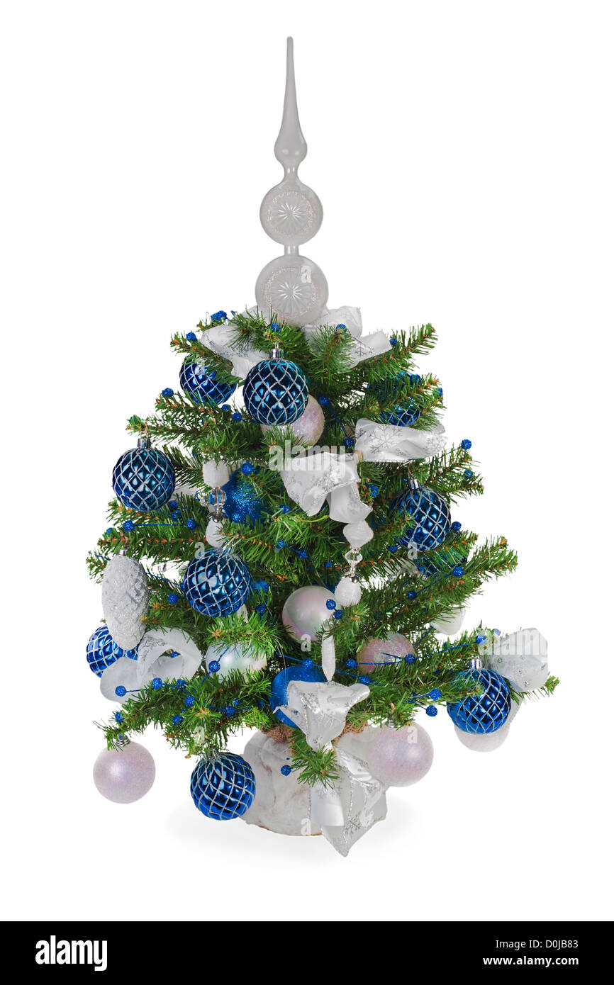 Sapin de noël décoré avec des boules de Noël, des flocons de neige, bougies , des perles et des branches de pins isolé sur fond blanc Banque D'Images