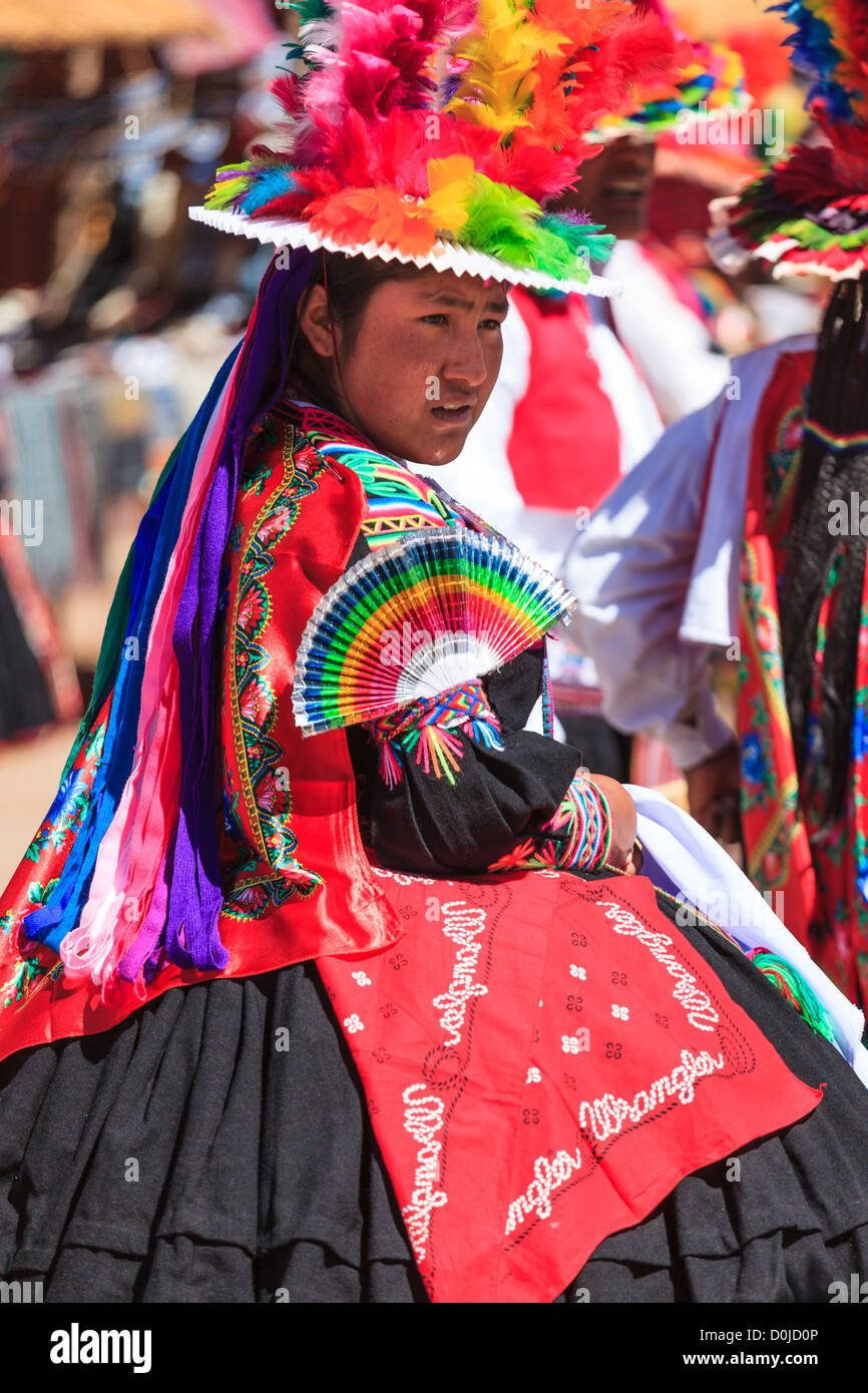 Femme portant une robe traditionnelle sur l'île de Taquile, Lac Titicaca, Pérou Banque D'Images