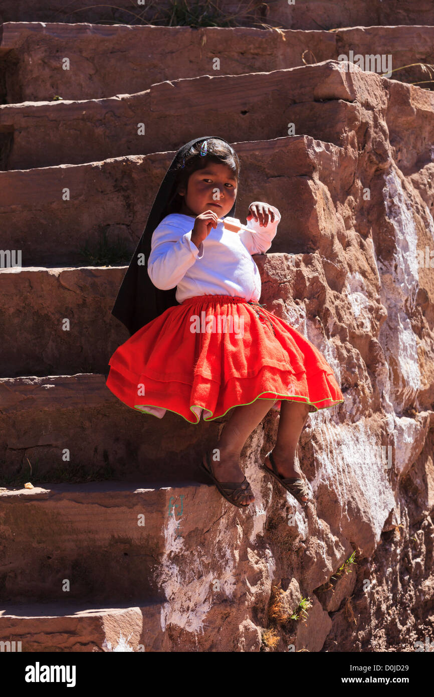 Petite fille sur l'île de Taquile, Lac Titicaca, Pérou Banque D'Images