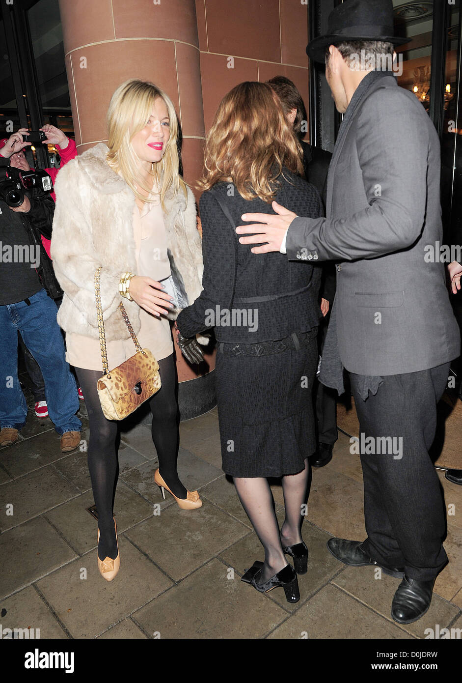 Sienna Miller, Linda Bruckheimer et Jude Law laisser C London restaurant London, England - 27.09.10 Banque D'Images