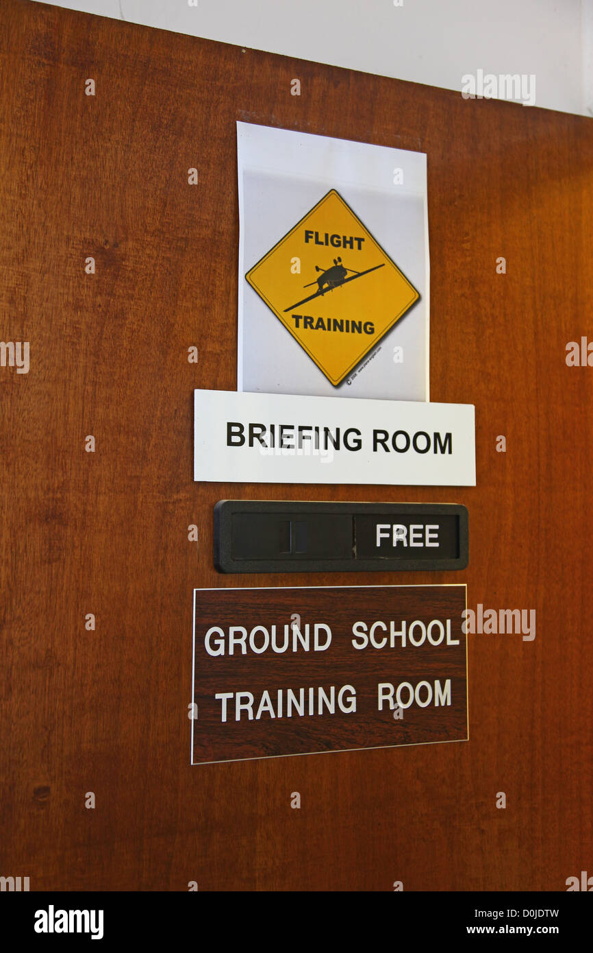 Signes sur la porte de la salle de briefing pour les vols d'entraînement, la formation au sol près de l'aérodrome l'aérodrome de chambre à Burton Banque D'Images