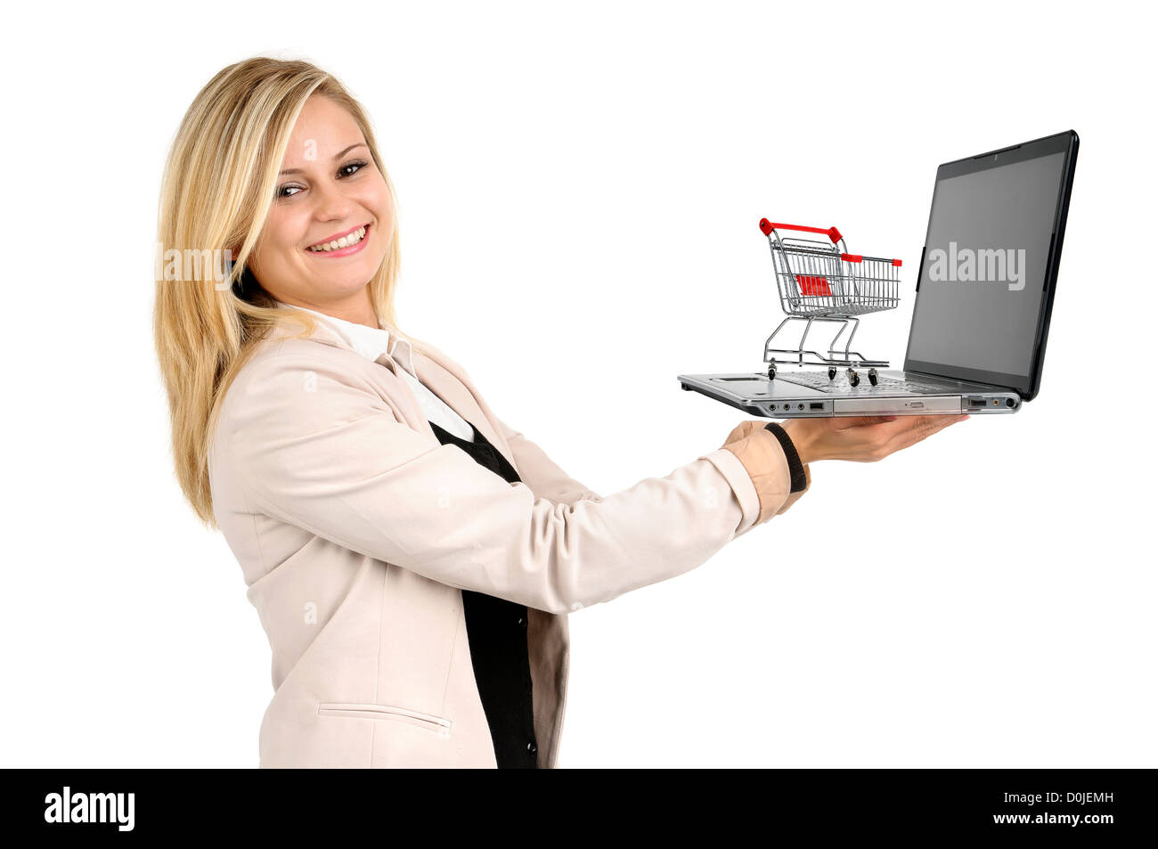 Femme avec panier et un ordinateur portable isolé dans White Banque D'Images