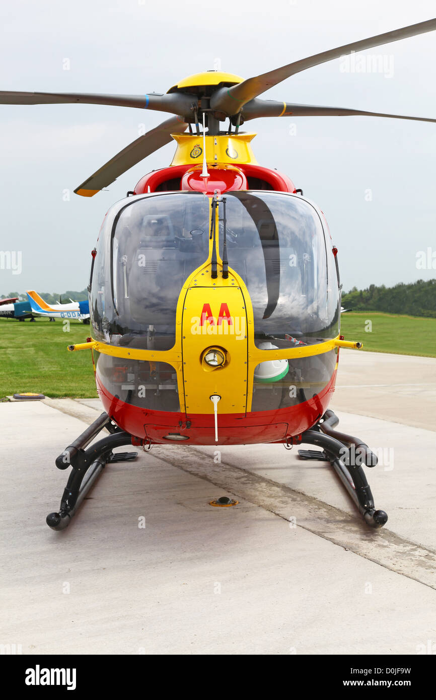 Un hélicoptère Eurocopter EC135 utilisé par l'East Midlands Air Ambulance Service de sauvetage d'urgence Banque D'Images