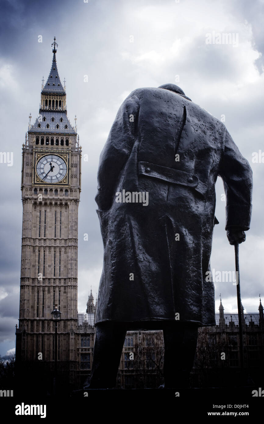 Winston Churchill statue avec Big Ben, Westminster, Londres Banque D'Images