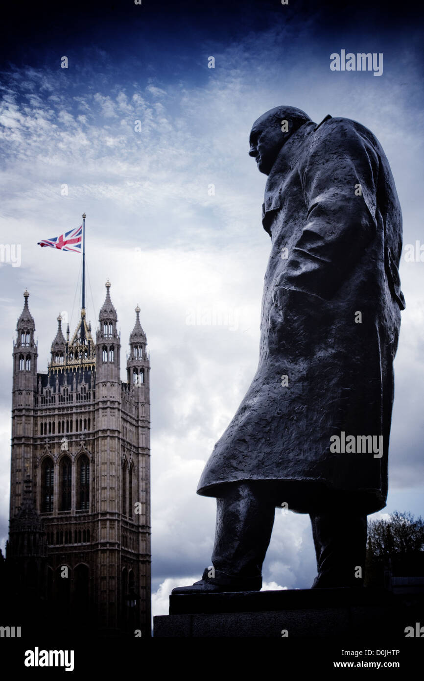 Winston Churchill statue en face de Big Ben, Westminster, Londres Banque D'Images