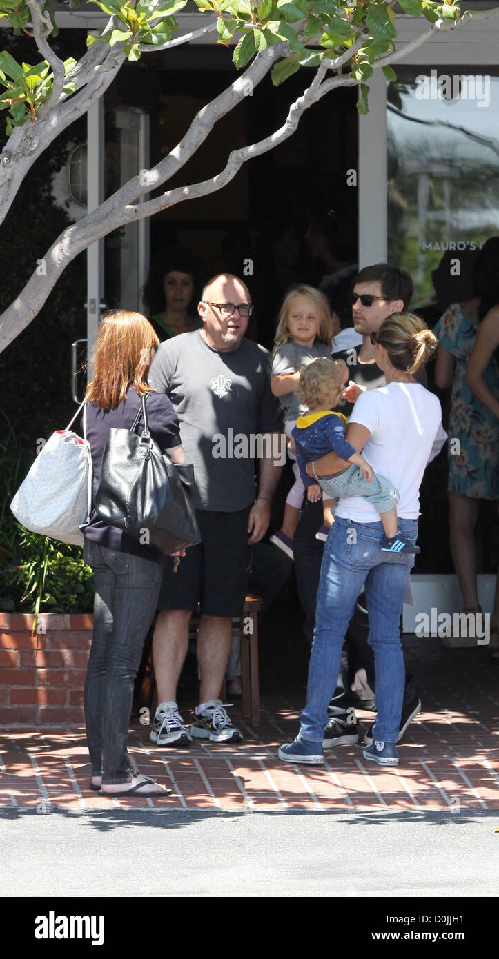 Tobey Maguire et sa femme Jennifer Meyer (R) avec leur fille Ruby Sweetheart et fils Otis Tobias laissant Fred Segal dans Banque D'Images