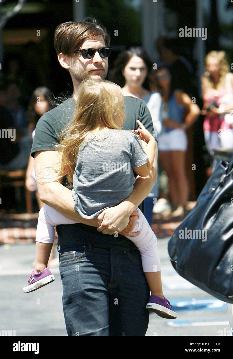 Tobey Maguire et sa fille Ruby Sweetheart Maguire, de retourner à leur voiture après shopping chez Fred Segal à West Hollywood Banque D'Images