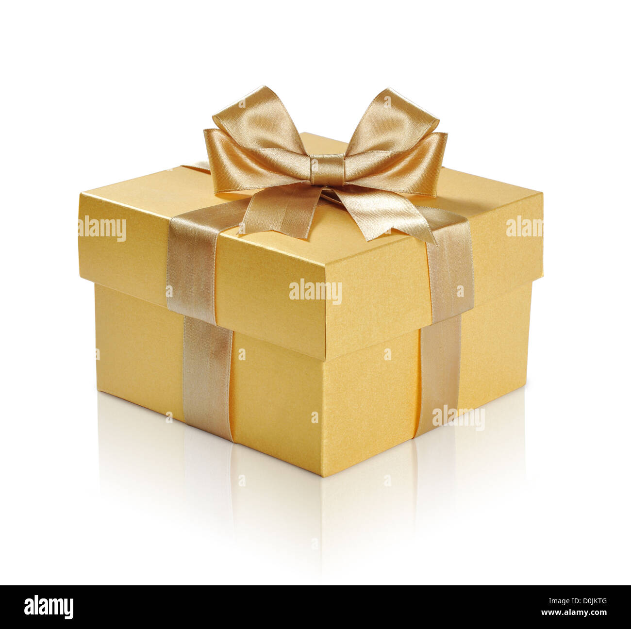 Boîte cadeau doré avec ruban doré sur fond blanc. Chemin de détourage inclus. Banque D'Images