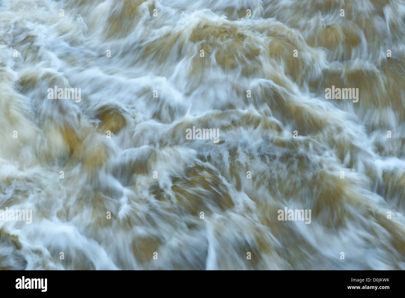 L'eau de la rivière coule sur le déversoir à Chester UK Banque D'Images