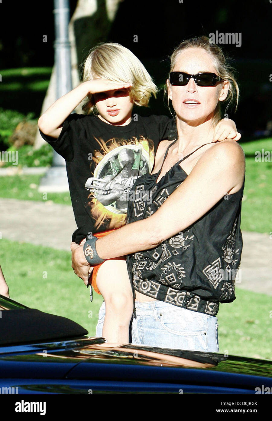 Sharon Stone et son fils Laird dehors et environ dans la région de Beverly Hills Beverly Hills, États-Unis Banque D'Images