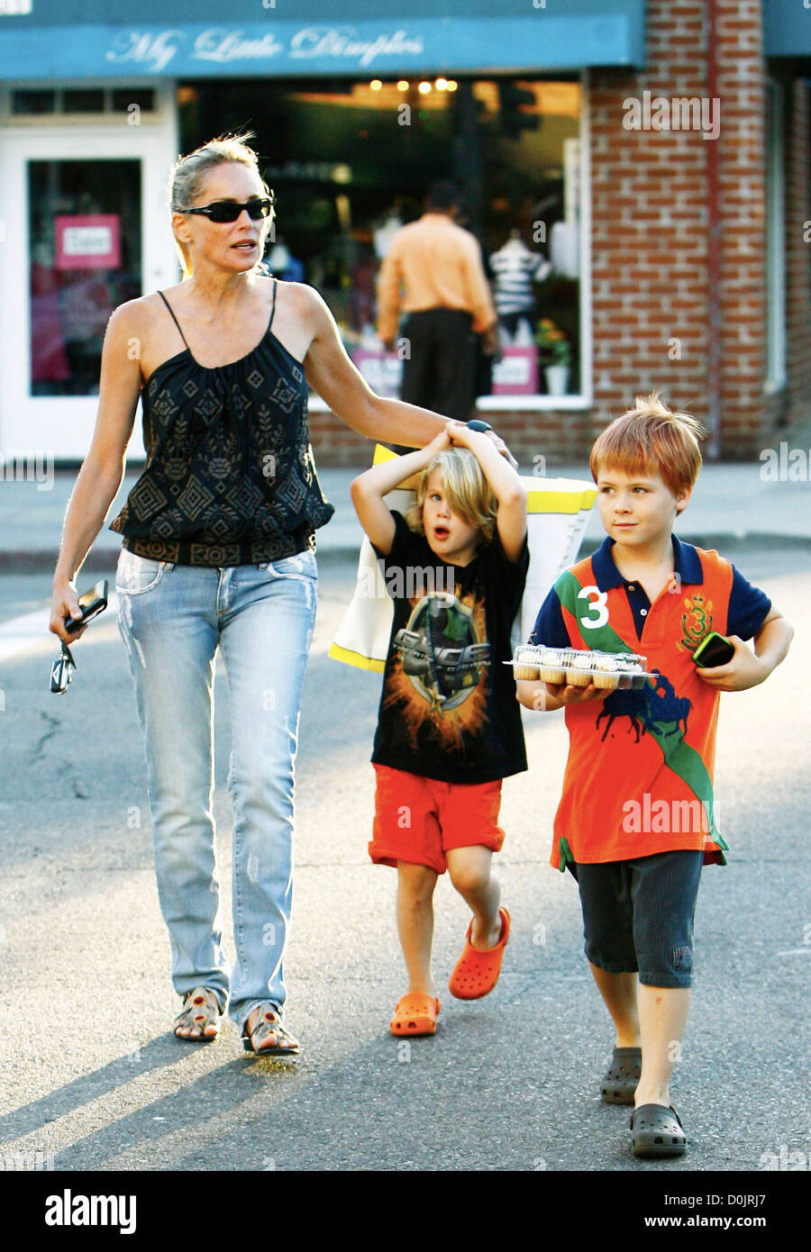 Sharon Stone et son fils Laird et Roan Joseph dehors et environ dans la région de Beverly Hills Beverly Hills, États-Unis Banque D'Images