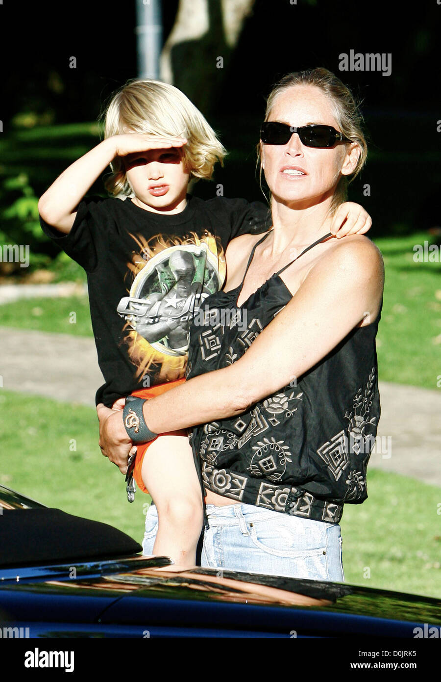 Sharon Stone et son fils Laird dehors et environ dans la région de Beverly Hills Beverly Hills, USA - 15.08.10 Banque D'Images