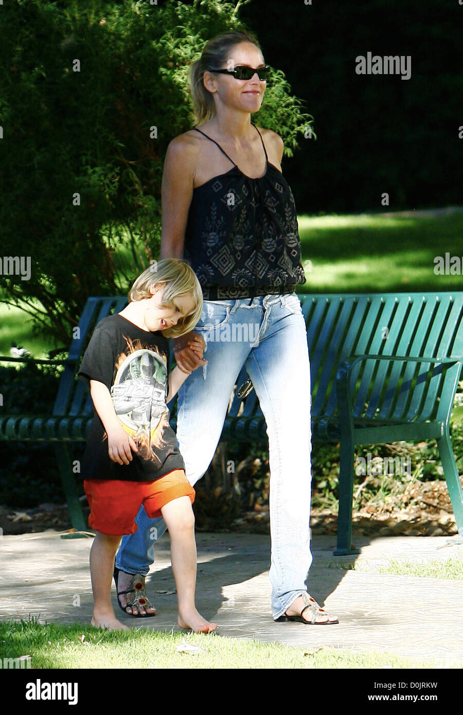 Sharon Stone et son fils Laird dehors et environ dans la région de Beverly Hills Beverly Hills, États-Unis Banque D'Images