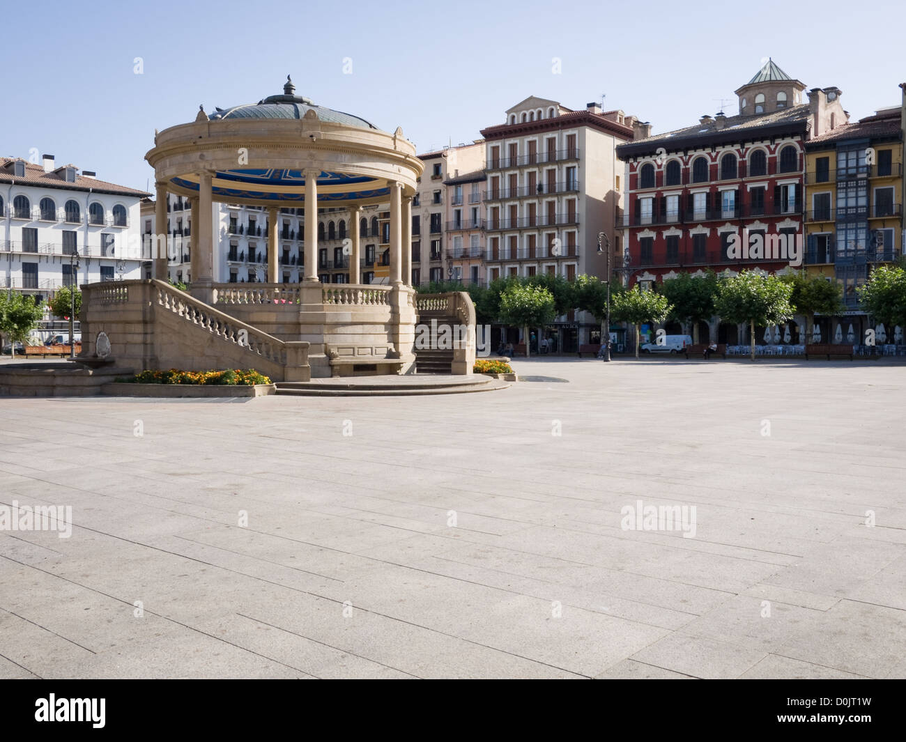 Pamplona, Espagne : Kiosque en place du Château (Plaza del Castillo). Cette place est le cœur et l'âme de la ville. Banque D'Images